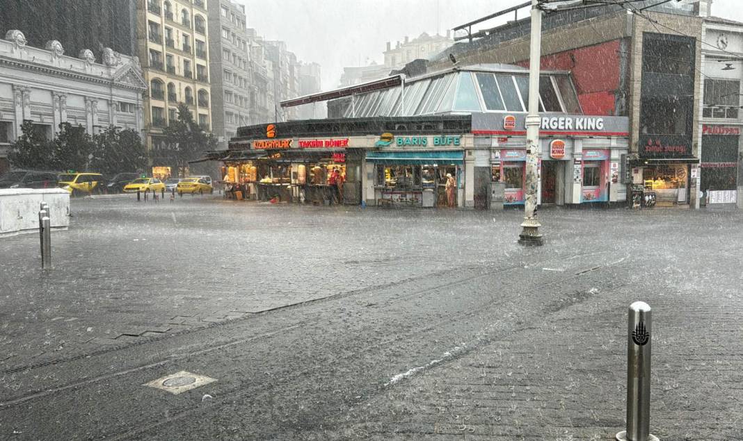 İstanbul'u sağanak vurdu. Mısır Çarşısı girişi sular altında, tramvay seferleri durdu 24